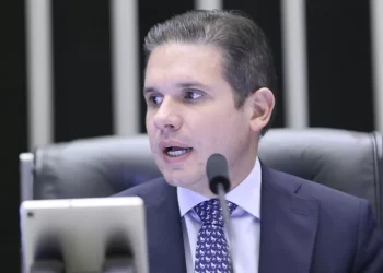 Presidente da Câmara defende cumprimento de decisão judicial sobre prisão de Bolsonaro