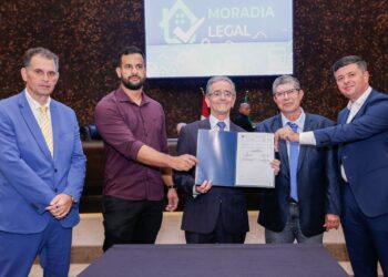 Prefeito de Palestina adere ao programa Moradia Legal do TJAL