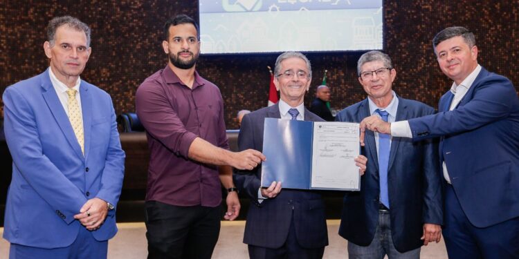 Prefeito de Palestina adere ao programa Moradia Legal do TJAL