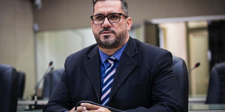 Lei de Leonardo Dias garante transferência de servidoras vítimas de violência doméstica, em Maceió