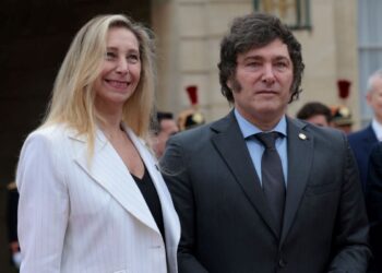 Polícia cumpre mandados após áudios ligarem irmã de Milei a propina