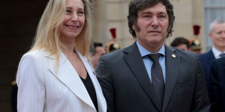 Polícia cumpre mandados após áudios ligarem irmã de Milei a propina