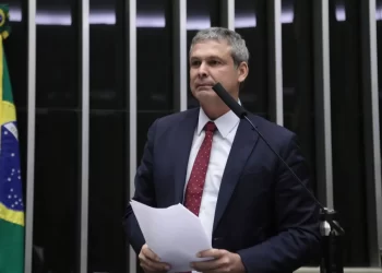 Líder do PT move 3ª ação para cassar mandato de Eduardo Bolsonaro