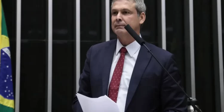 Líder do PT move 3ª ação para cassar mandato de Eduardo Bolsonaro