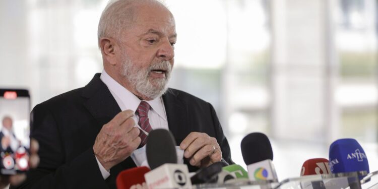 Em cúpula na Colômbia, Lula critica países ricos e políticas de Trump