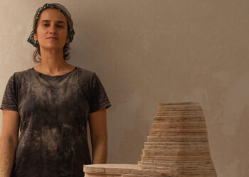 Lyara Cavalcanti, a artista alagoana que entalha sua história na madeira