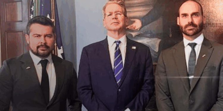 Secretário dos EUA se reuniu com Eduardo após cancelar com Haddad