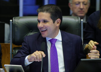 Chefe de gabinete de Hugo Motta teve poder para movimentar R$ 4,1 milhões de funcionários