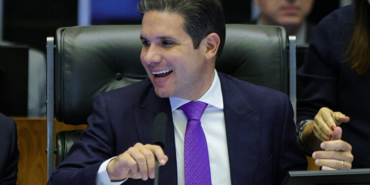 Chefe de gabinete de Hugo Motta teve poder para movimentar R$ 4,1 milhões de funcionários