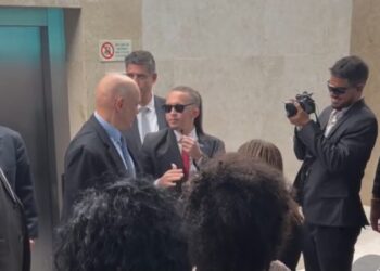 Moraes brinca com influencer “advogado de Moraes”: “Defender nos EUA”