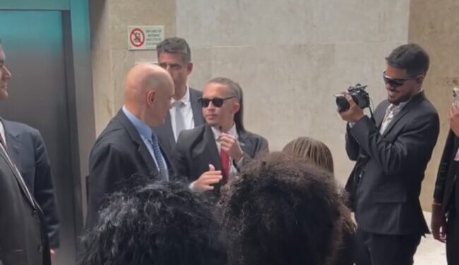 Moraes brinca com influencer “advogado de Moraes”: “Defender nos EUA”