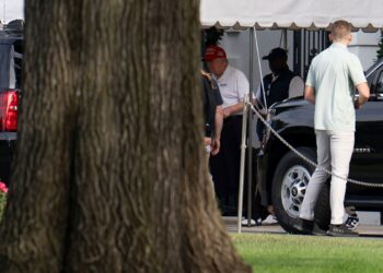 Após fake news sobre morte, Trump vai jogar golfe nos EUA