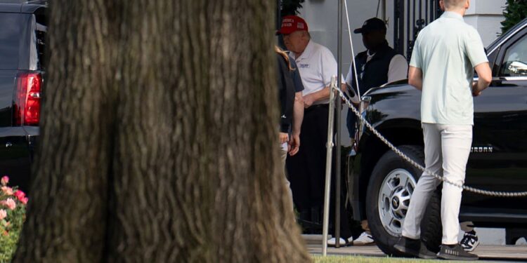 Após fake news sobre morte, Trump vai jogar golfe nos EUA