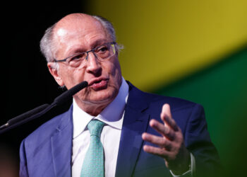 “Se depender de nós, acaba amanhã”, diz Alckmin sobre tarifaço dos EUA