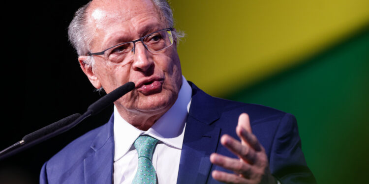 “Se depender de nós, acaba amanhã”, diz Alckmin sobre tarifaço dos EUA