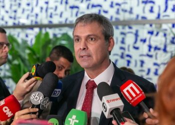 Líder do PT diz que suposta “escapada” de Bolsonaro para embaixada dos EUA levaria apenas 10 minutos