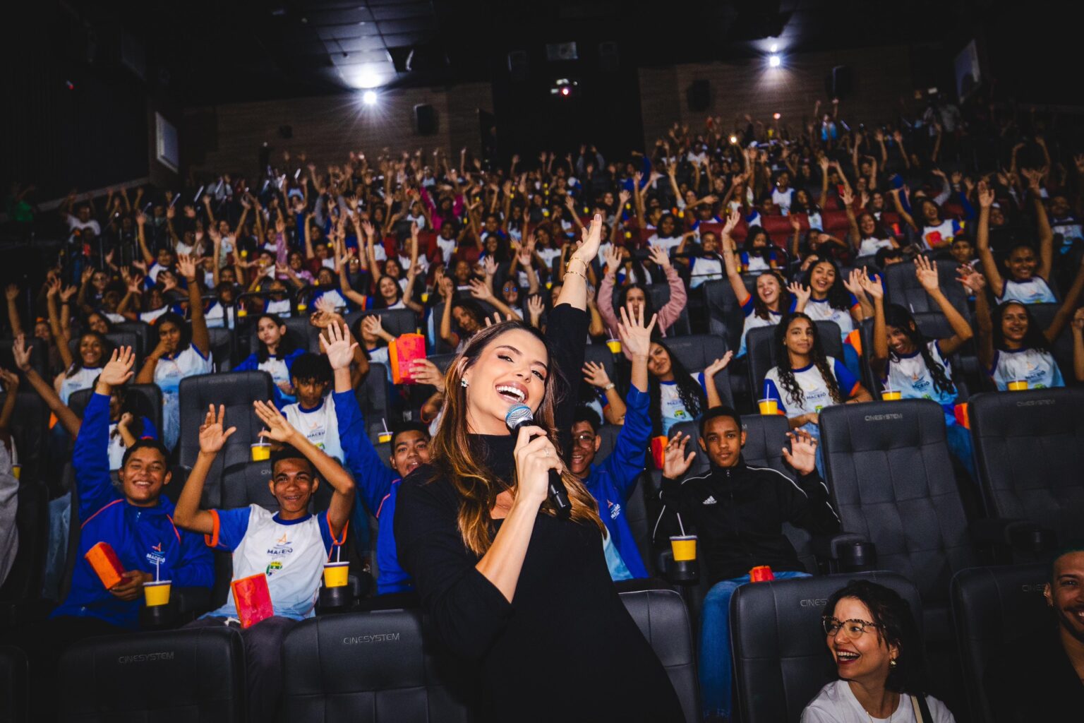 Figurinos de Marina Candia no Vestir Massayó viram documentário exibido a alunos da rede municipal