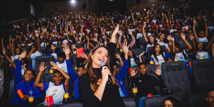 Figurinos de Marina Candia no Vestir Massayó viram documentário exibido a alunos da rede municipal