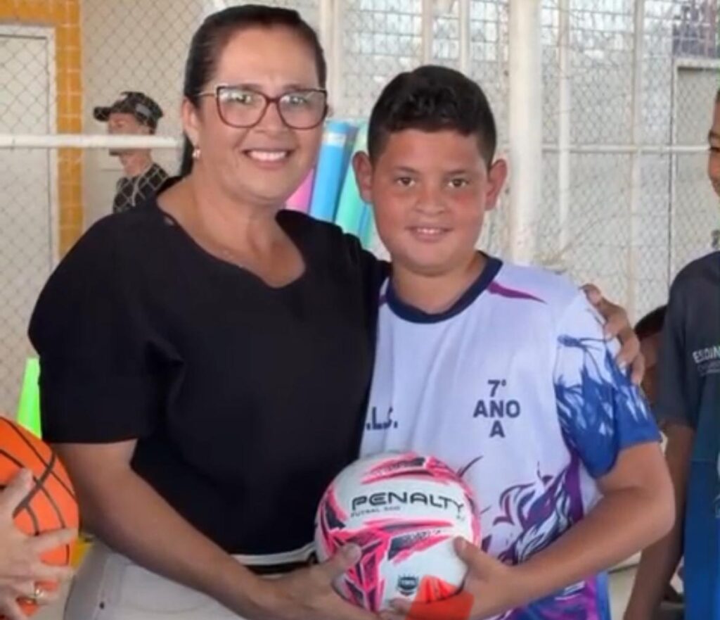 Prefeita Edilza Alves entrega novos materiais aos alunos da Escola de Esportes