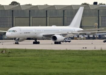 Pouso de aeronave não identificada da Força Aérea dos EUA chama atenção em Guarulhos