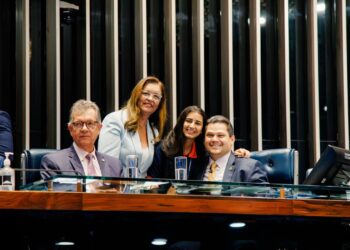 Senadora Dra. Eudócia leva aluna vencedora do concurso Jovem Senador para conhecer o presidente do Senado, senador Davi Alcolumbre