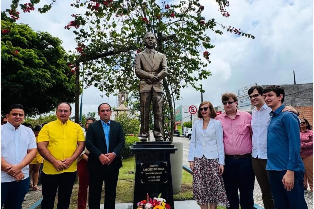 Prefeitura de Junqueiro presta homenagem ao eterno deputado Tarcísio de Jesus com estátua em praça pública