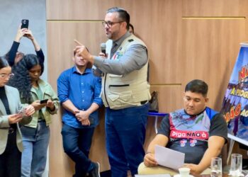 “Não iremos permitir que destruam o que dá certo na Educação”, afirma Leonardo Dias em audiência pública com pais e alunos da escola Tiradentes