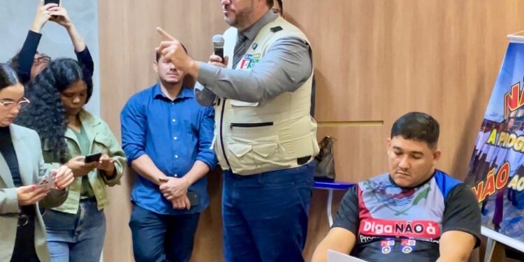 “Não iremos permitir que destruam o que dá certo na Educação”, afirma Leonardo Dias em audiência pública com pais e alunos da escola Tiradentes