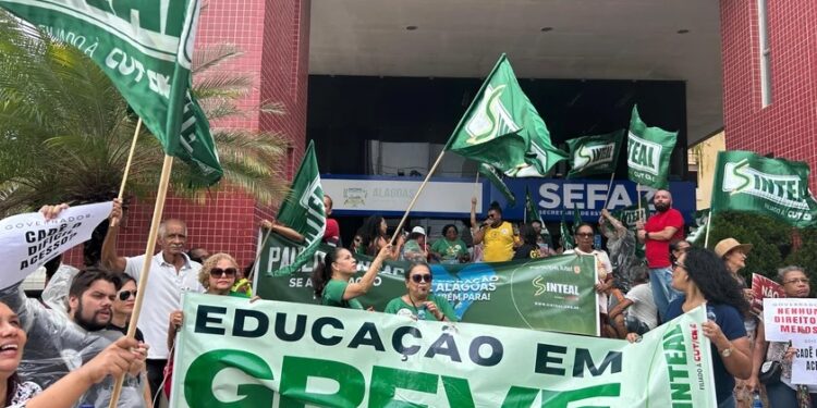 Buscando negociação, professores da rede estadual suspendem greve