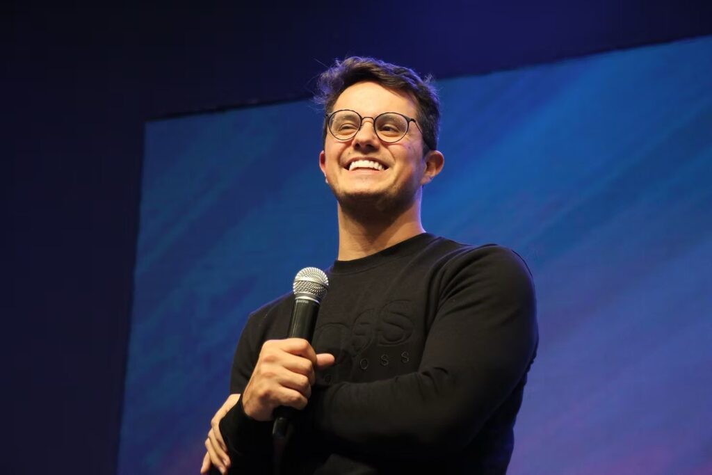 Maceió recebe show gratuito de Deive Leonardo nesta quinta-feira