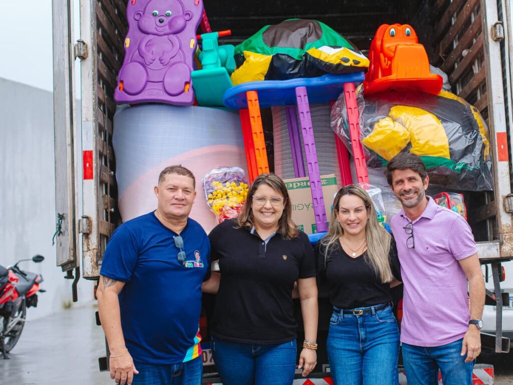 Prefeito Júnior Menezes inicia entrega de brinquedos didáticos para creches e escolas de educação infantil da rede municipal