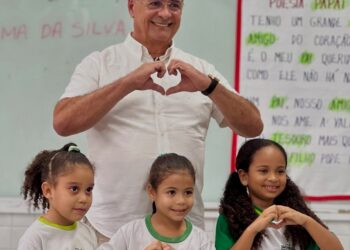 Prefeitura de São Miguel dos Campos entrega mais de 9 mil kits de fardamento em todas as escolas municipais