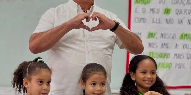 Prefeitura de São Miguel dos Campos entrega mais de 9 mil kits de fardamento em todas as escolas municipais