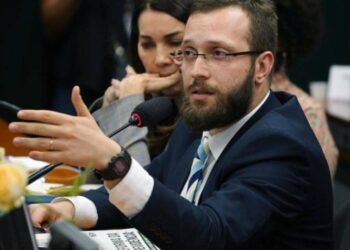 Barros solicita comissão parlamentar para investigar Usaid e estudo que sugere fim do PT