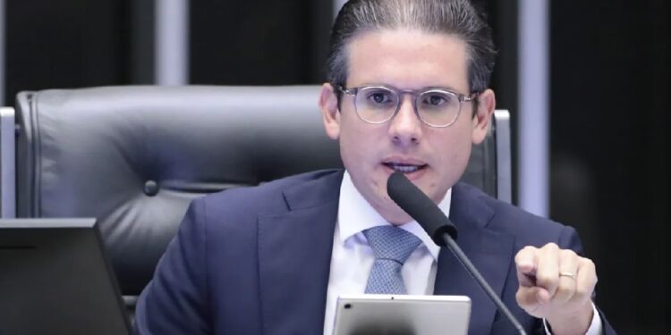 Presidente da Câmara, Hugo Motta, diz que ameaças de Eduardo Bolsonaro não vão mudar sua atuação