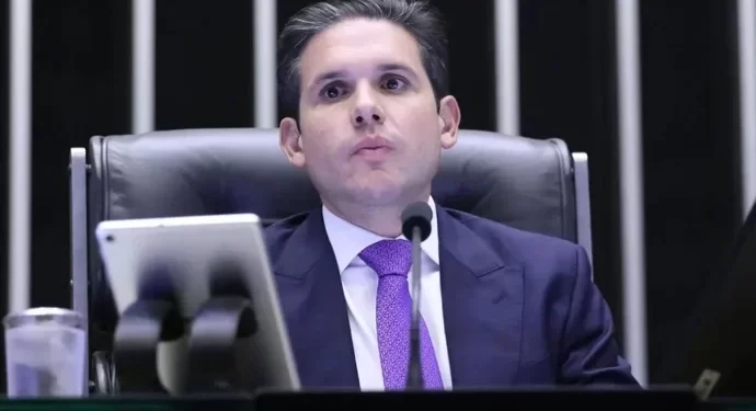 Câmara pauta urgência do PL da adultização; mérito deve ser votado nesta quarta (20)