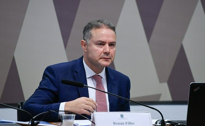 Renan volta a defender fim da exigência dos cursos de formação para a CNH