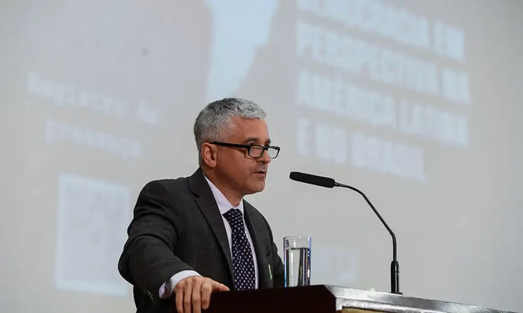 Brasil defendeu democracia melhor que EUA, diz professor de Harvard