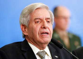 Do prestígio à crise: ex-ministro Heleno enfrenta julgamento que pode tirá-lo do Exército