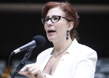 Carla Zambelli estaria frágil e sem medicação na prisão, afirma pai