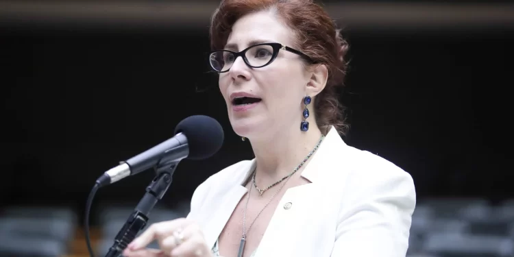 Carla Zambelli estaria frágil e sem medicação na prisão, afirma pai