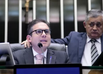 Motta decide pelo afastamento de 5 deputados por causa de motim