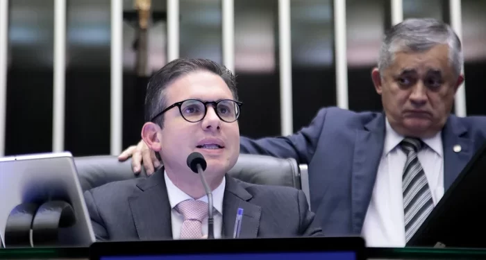 Motta decide pelo afastamento de 5 deputados por causa de motim