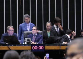 Proposta contra ‘adultização’ de jovens nas redes vai a voto na Câmara nesta quarta-feira (20)