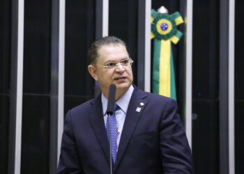 Aliados de Bolsonaro resistem a projeto de proteção a crianças e adolescentes nas redes sociais
