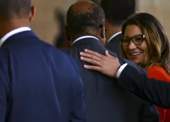 Janja critica Michelle Bolsonaro: ‘Não xingo marido de ninguém’