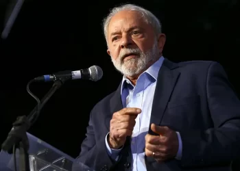 Impacto do tarifaço dos EUA afeta oposição enquanto Lula ganha espaço, indica pesquisa