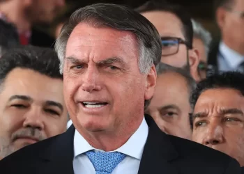 Bolsonaro nega tentativa de fuga e pede revogação de prisão domiciliar