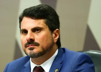 Senador Marcos do Val terá que usar tornozeleira eletrônica, decide Moraes