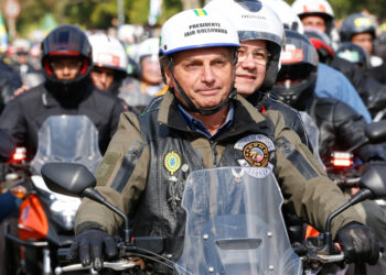 Ministério Público aponta provável ato irregular de Bolsonaro e senador em motociata